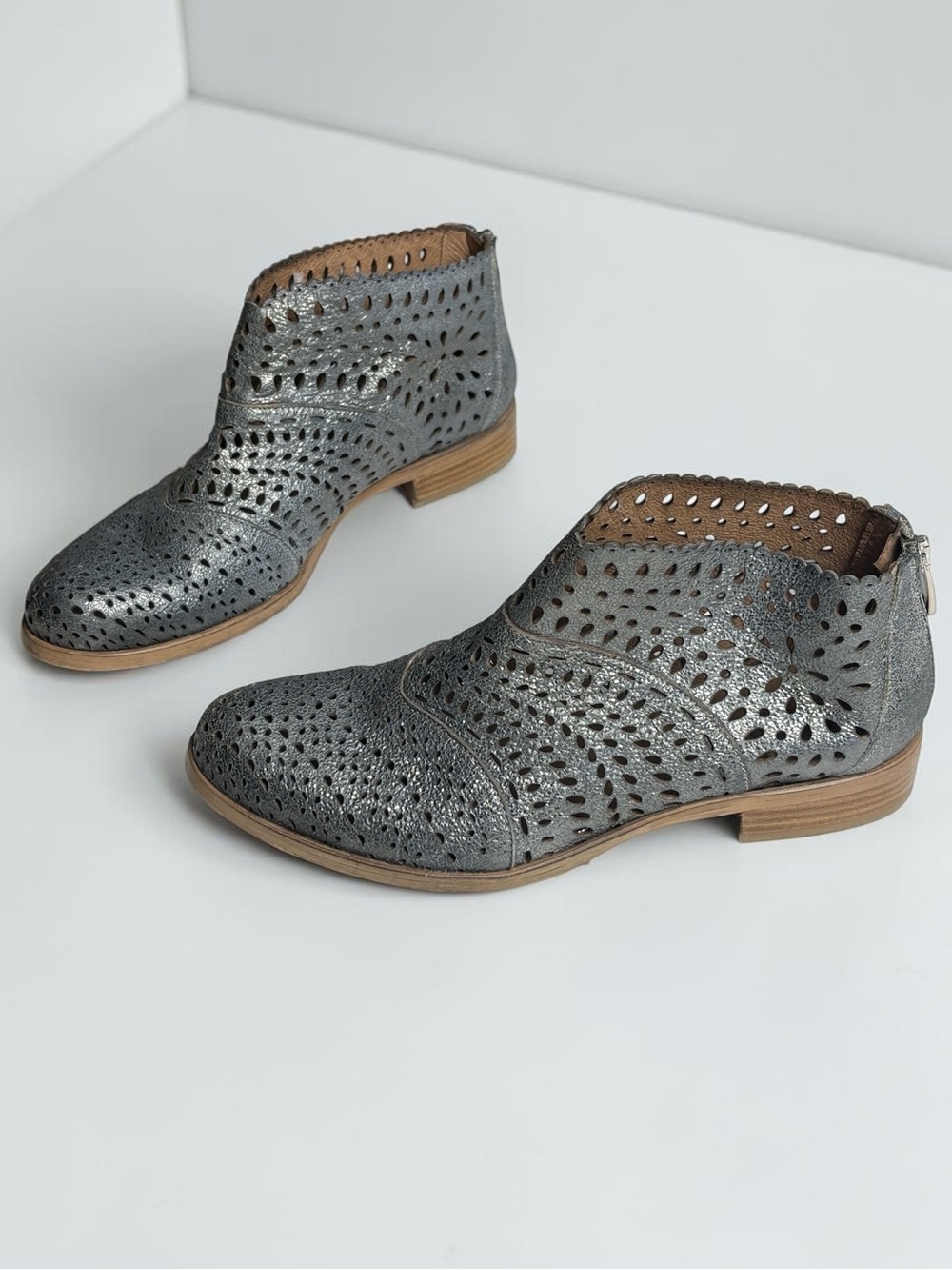 Sundance Vera Gomma Perforated Metallic Grey Ankle Booties Made in Italy Size 38